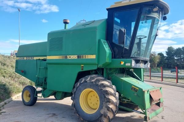 Cosechadora usada John Deere 1055 Con Plataforma de Corte 3,60